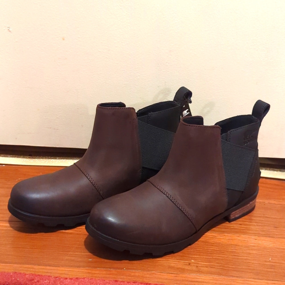 BNWT Blackened brown Emelie Chelsea Sorel booties
